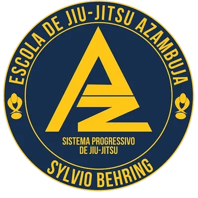 Logo. Escrito em volta do círculo Escola de Jiu-Jitsu Azambuja, o logo da Sylvio Behring Association (SBA) e Sylvio Behring. Dentro há um logo triangular formado pela adaptação das letras A e Z, com o escito embaixo: sistema progressivo de jiu-jitsu.